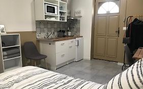 Studette De 17M2 Avec Parking Prive Gratuit Climatisation Et Petite Cuisine